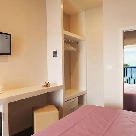 L'approdo 3* Порт-Аццурро